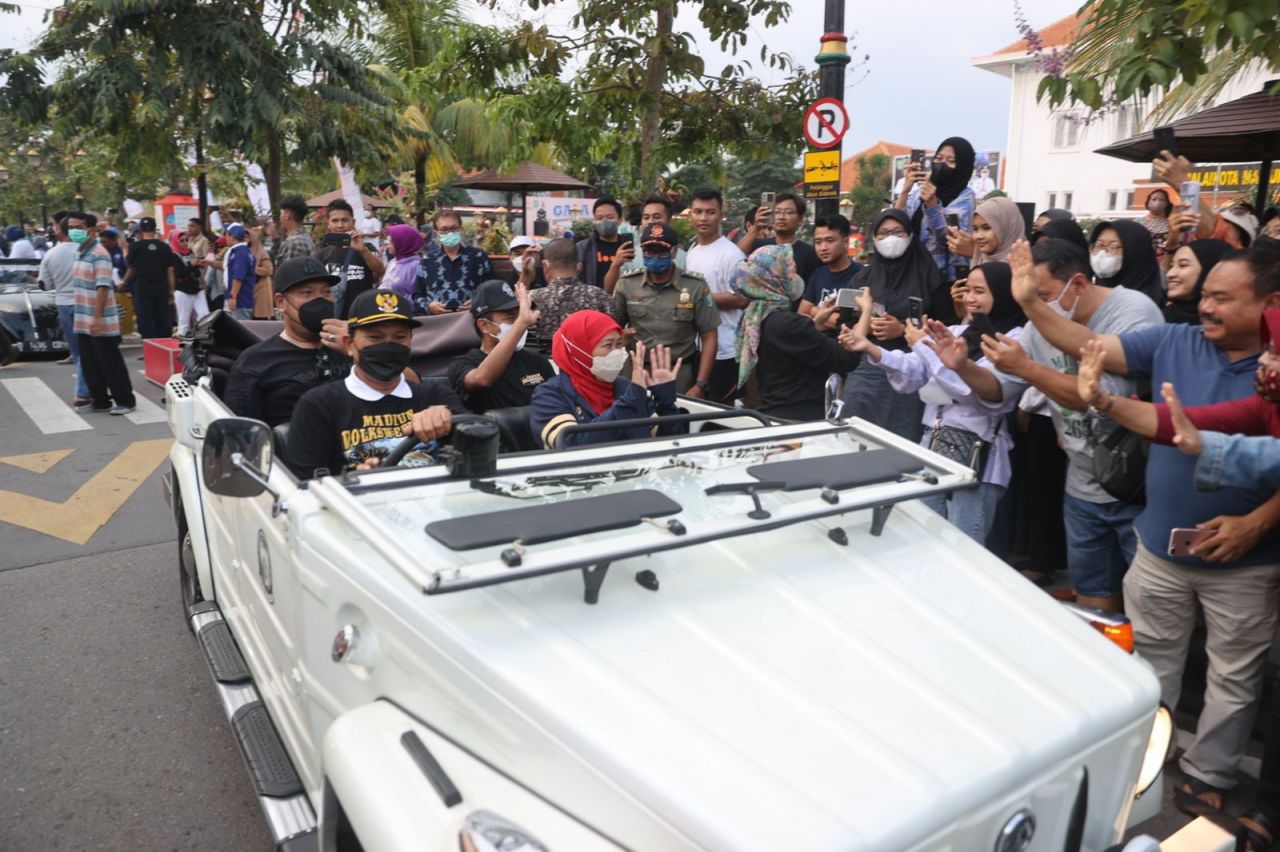 Gubernur Khofifah Naik Volkswagen Safari Keliling Kota Madiun