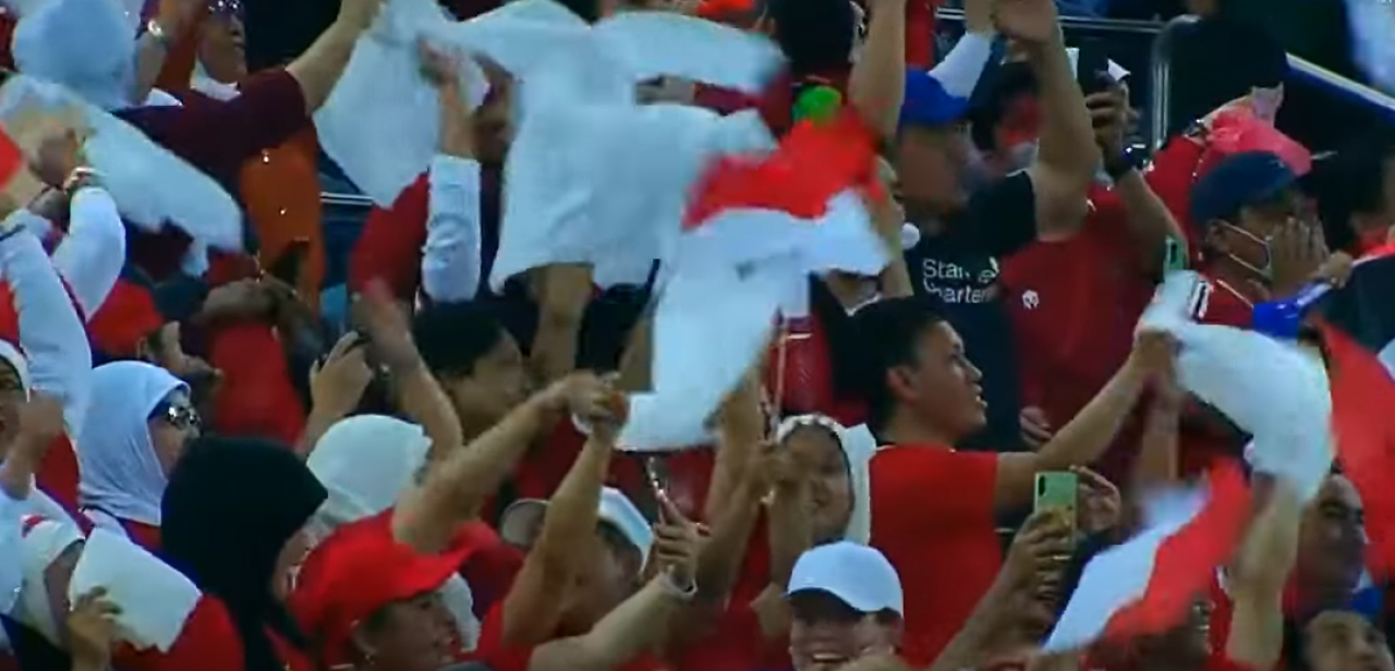 Ekpresi Supporter yang hadir menyaksikan Timnas Indonesia lolos Piala Asia 2023