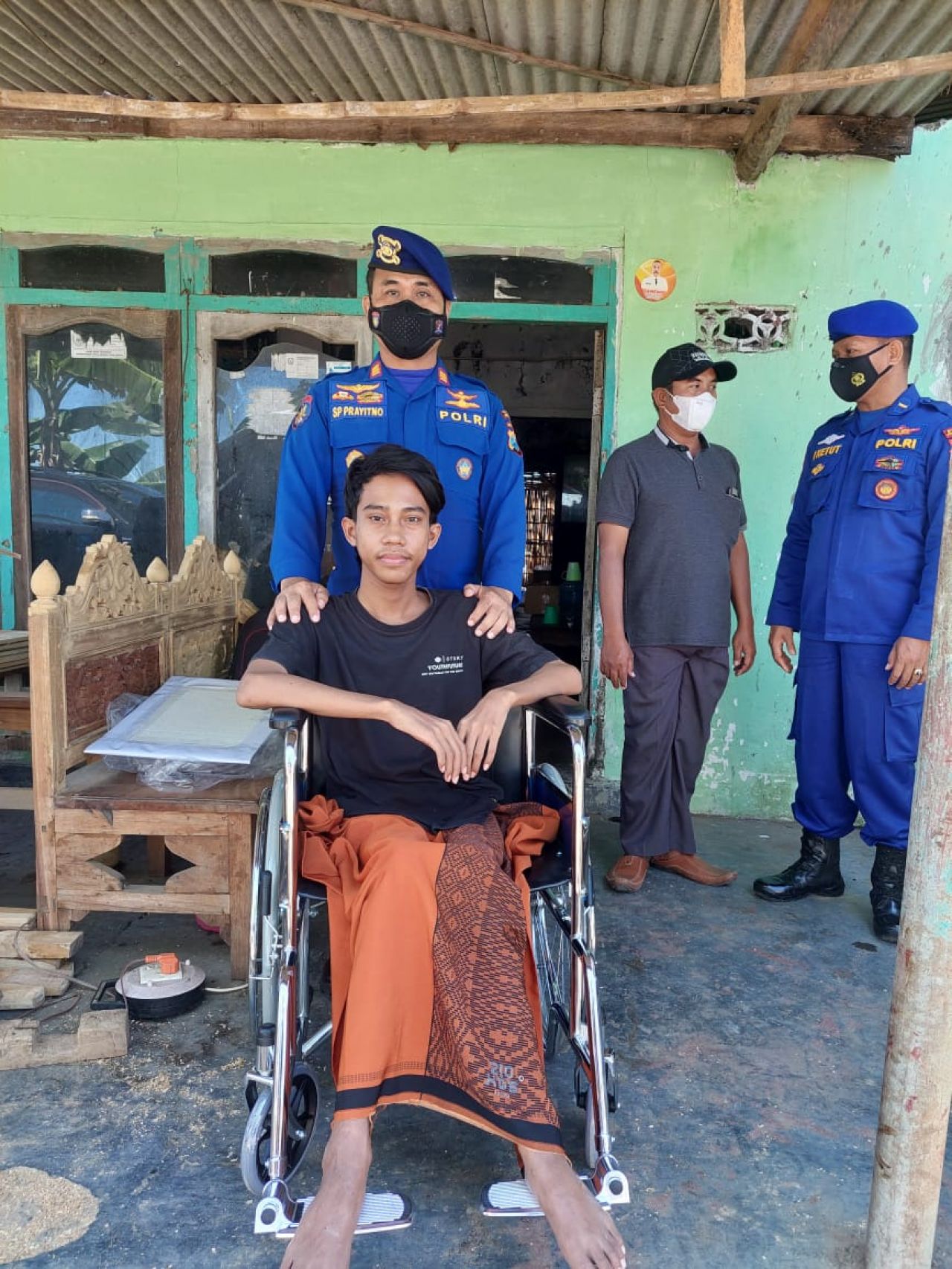 Kasat Polairud Polres Probolinggo AKP Slamet Prayitno memberikan bantuan berupa kursi roda untuk penyandang disabilitas