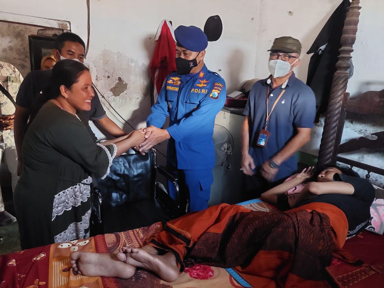 Polairud Polres Probolinggo Berikan Bantuan Kursi Roda untuk Disabilitas