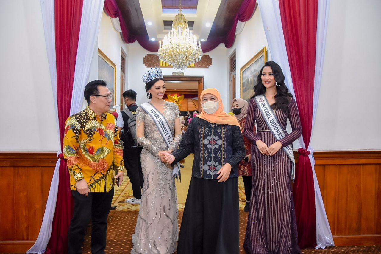 Gubernur Jawa Timur Khofifah Indar Parawansa menerima kunjungan Runner-Up 2 Putri Indonesia 2022 sekaligus Putri Indonesia Pariwisata 2022, Adinda Chreseilla, di Gedung Negara Grahadi, Rabu (8/6) malam.