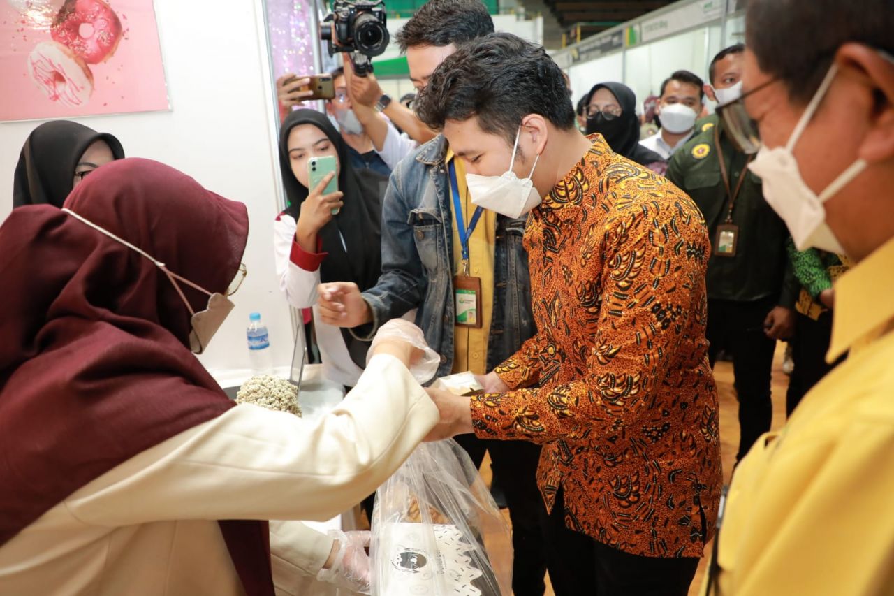 Wakil Gubernur Jawa Timur Emil Elestianto Dardak ketika membuka Mitra Kebanggaan (MANGGA) Hybrid Expo (MHE) 2022 di Gedung Olahraga Tri Dharma Petrokimia Gresik pada Rabu (29/6).