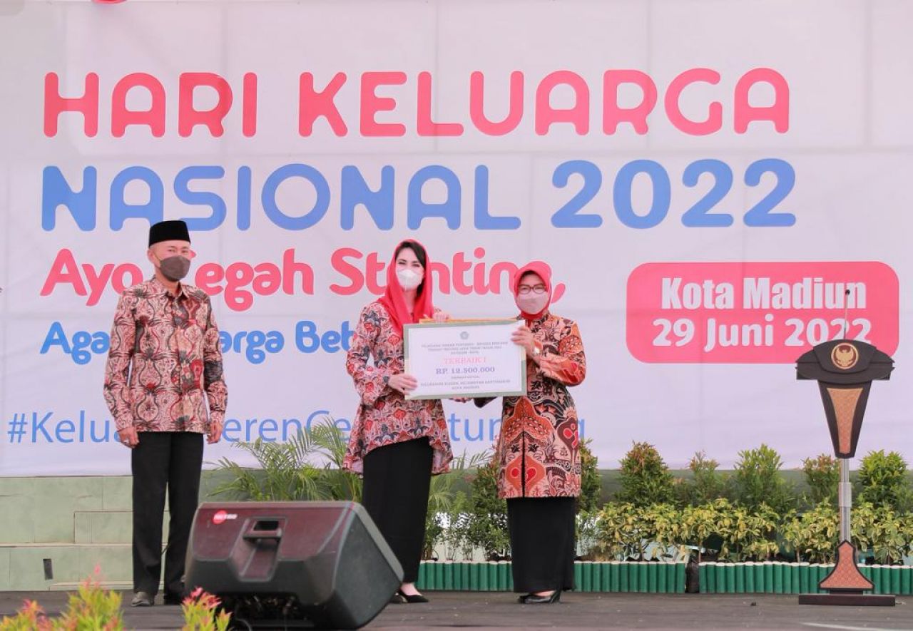 Memperingati Hari Keluarga Nasional 2022, Ketua TP PKK Jawa Timur Arumi Bachsin Emil Dardak meninjau Kampung Keluarga Berencana (KB) di Kelurahan Rejomulyo, Kecamatan Kartoharjo, Kota Madiun, Rabu (29/6).
