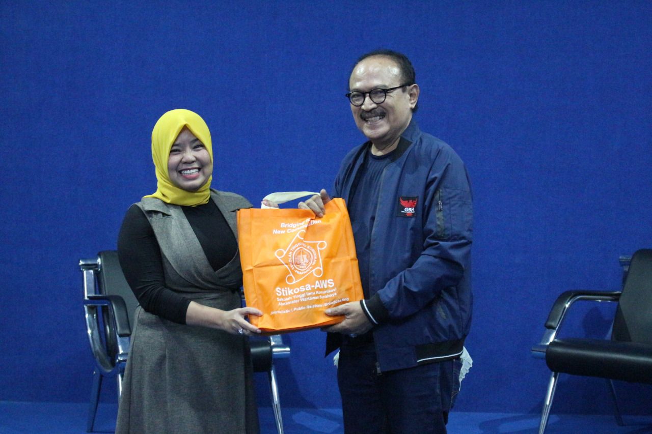 Bedah 'Yang Penting Viral' STIKOSA AWS Hadirkan Eros Djarot