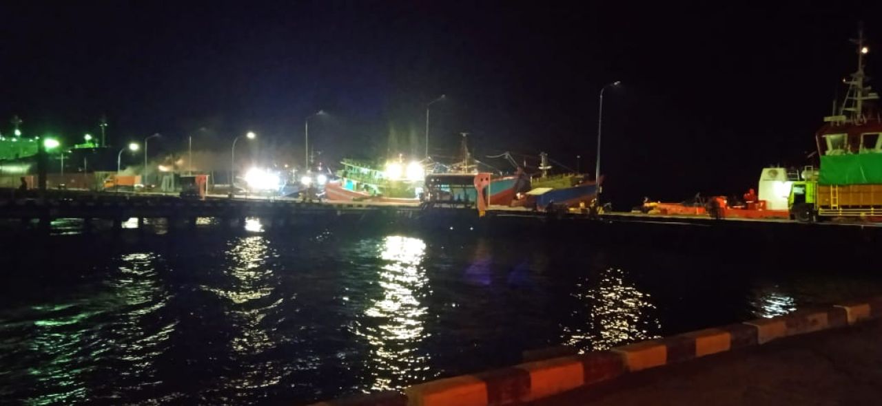 Suasana Pelabuhan Tanjung Wangi di Kampung Baru, Kalipuro, Kabupaten Banyuwangi, Jawa Timur.