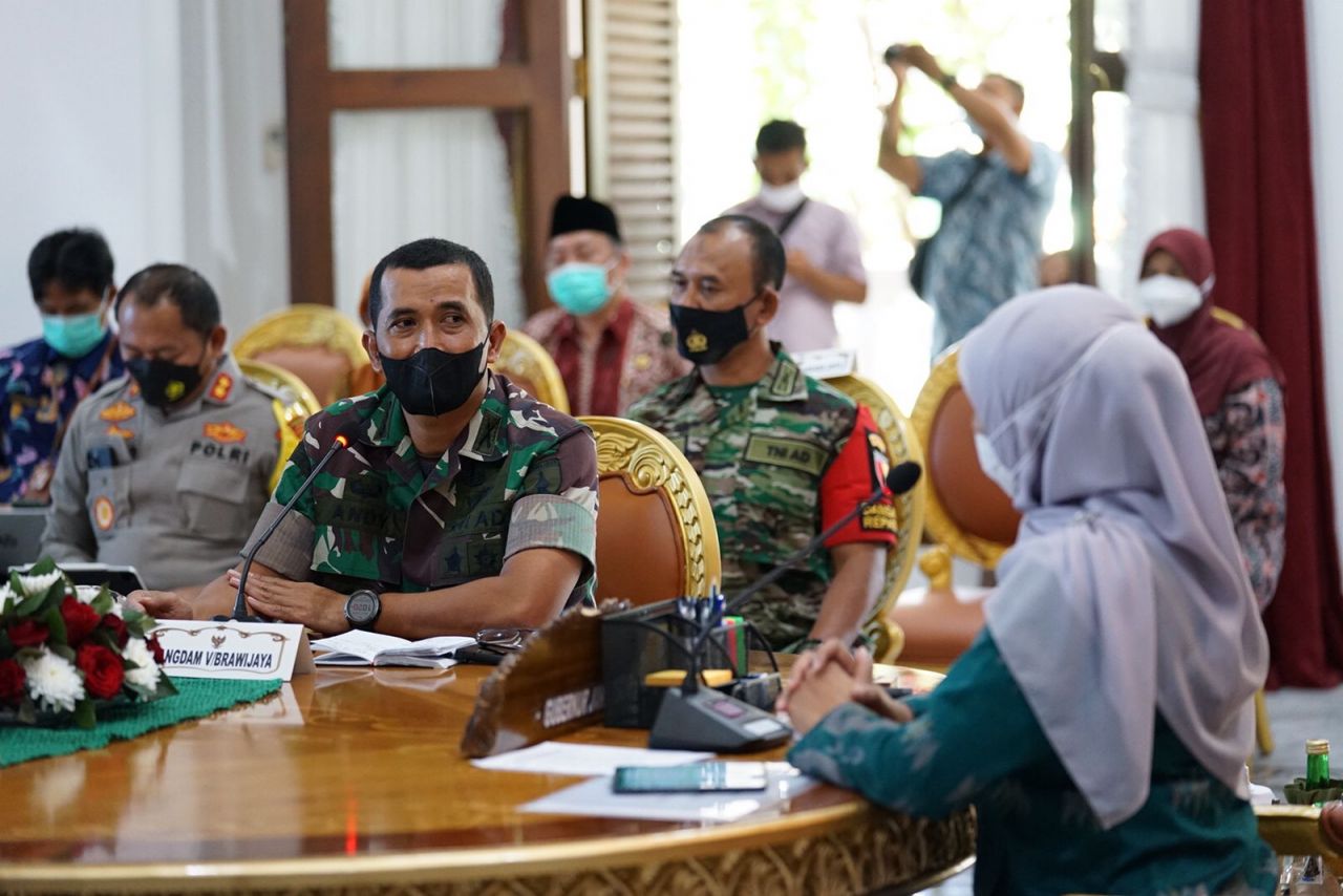 Gubernur Khofifah saat memimpin Rapat Pembahasan Proses Mitigasi Kepulangan Jamaah Haji Asal Jawa Timur Tahun 2022 di Gedung Negara Grahadi Surabaya, Jumat (15/7) pagi.