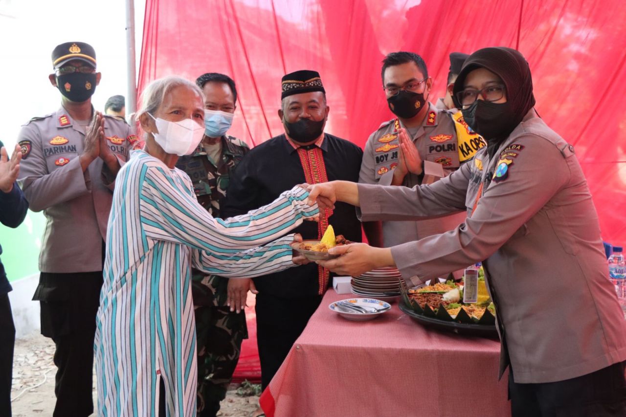 AKBP Boy Jeckson bersama Kepala RS Bhayangkara AKBP drg Dwi Miyarsi menyerahkan bedah rumah yang ditempati Agus dan ibunya Muryati 
