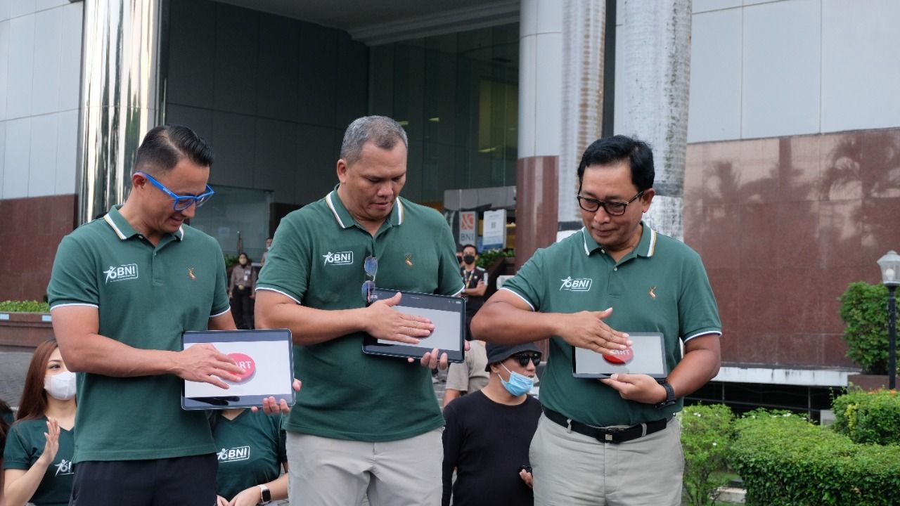 (kiri) Direktur BNI Corporate Banking sekaligus Direktur Pembina BNI Wilayah 06 Silvano Rumantir (kacamata biru),Pemimpin Wilayah 06 Roy Wahyu Maulana  - (tengah), Kanan Direktur Hubungan Kelembagaan Sis Apik Wijayanto (celana cokelat kacamata item),