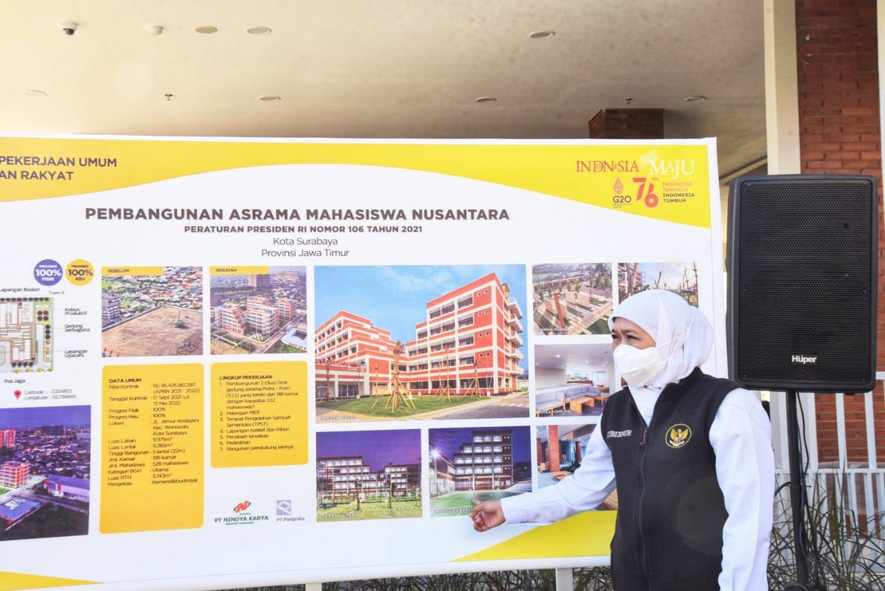Gubernur Jawa Timur Khofifah Indar Parawansa saat mengunjungi Asrama Mahasiswa Nusantara (AMN) yang terletak di Jalan Jemur Andayani No. 1 Surabaya, Kamis (21/7) siang.
