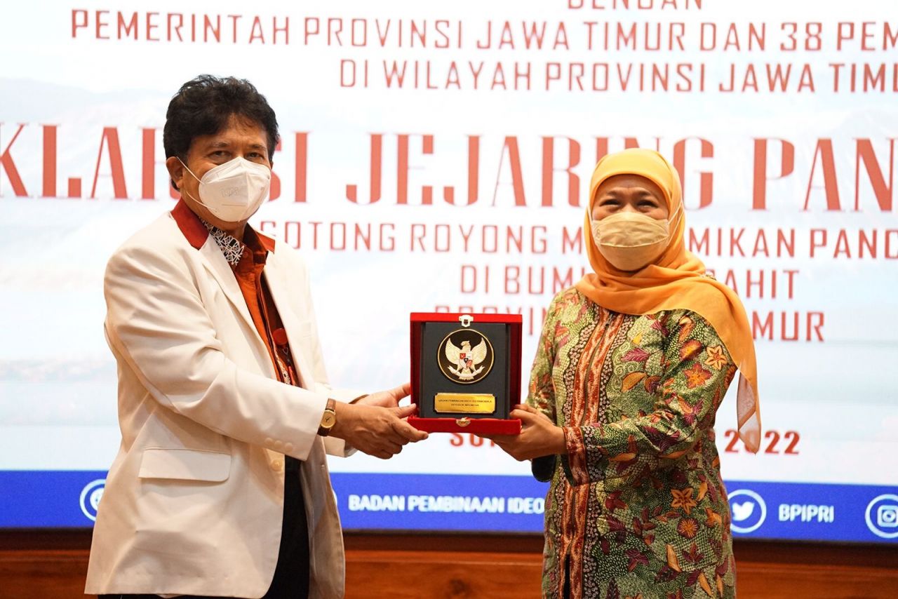 Gubernur Khofifah Raih Penghargaan Gugus Tugas Gerakan Nasional Revolusi Mental Dari Kemendagri