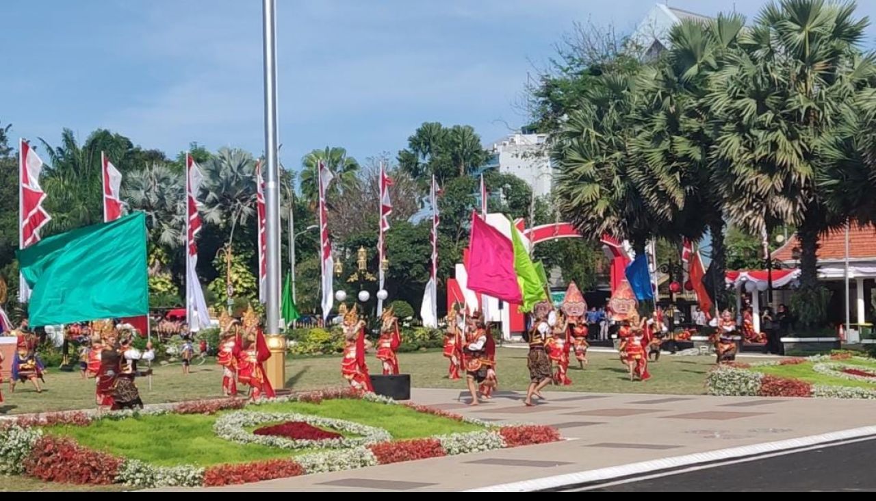 Tarian Kolosal Sumpah Amukti Palapa Meriahkan Upacara HUT Ke-77 RI di Gedung Grahadi