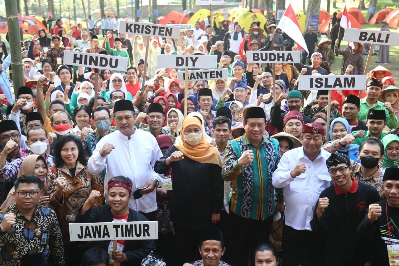 Gubernur Jawa Timur Khofifah Indar Parawansa menghadiri secara langsung pembukaan Perkemahan Moderasi Beragama yang diselenggarakan Kementerian Agama RI di kawasan Ubaya Training Centre (UTC), Trawas, Mojokerto pada Senin (29/8) sore.