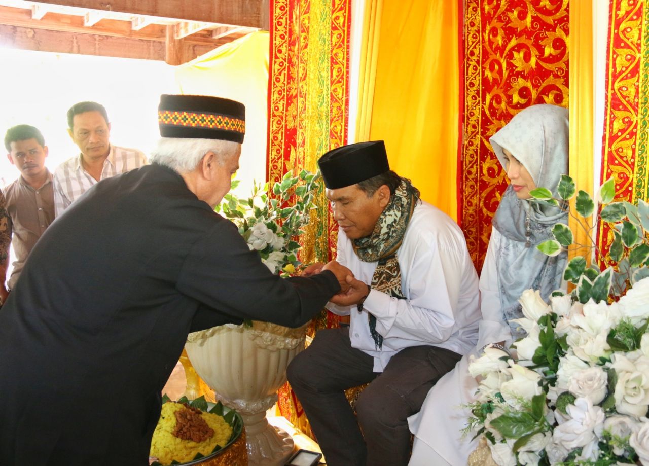 Pj. Bupati Pidie di Peusijuk Secara Adat Aceh Oleh Masyarakat Pidie