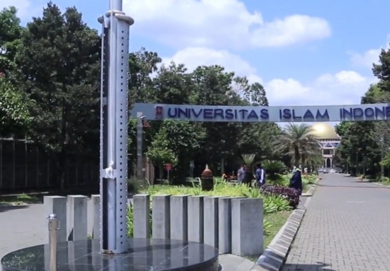 REKTOR PRABUNINGRAT MENOLAK SOGOKAN BESAR