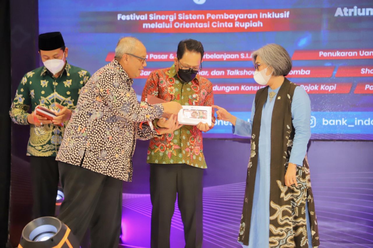 Sekretaris Daerah Provinsi Jawa Timur Adhy Karyono , Anggota Komisi XI DPR RI Indah Kurnia, Kepala Perwakilan Bank Indonesia Provinsi Jatim Budi Hanoto, dan Pimpinan Perbankan Pengurus BMPD Jawa Timur saat Membuka Festival simponi rupiah Kamis (25/8/2022)
