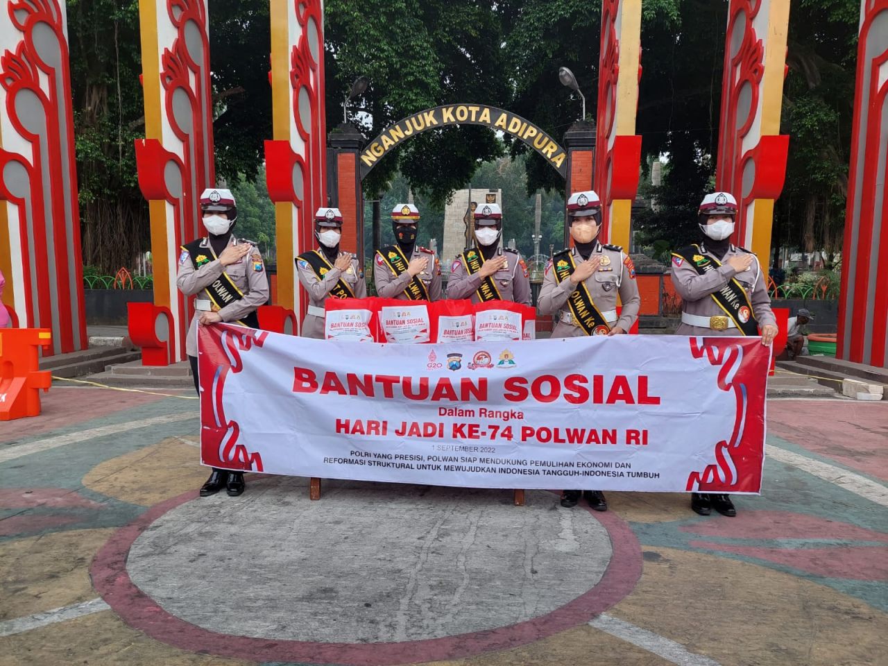 Polwan Polres Nganjuk Bagikan Sembako kepada Tukang Becak