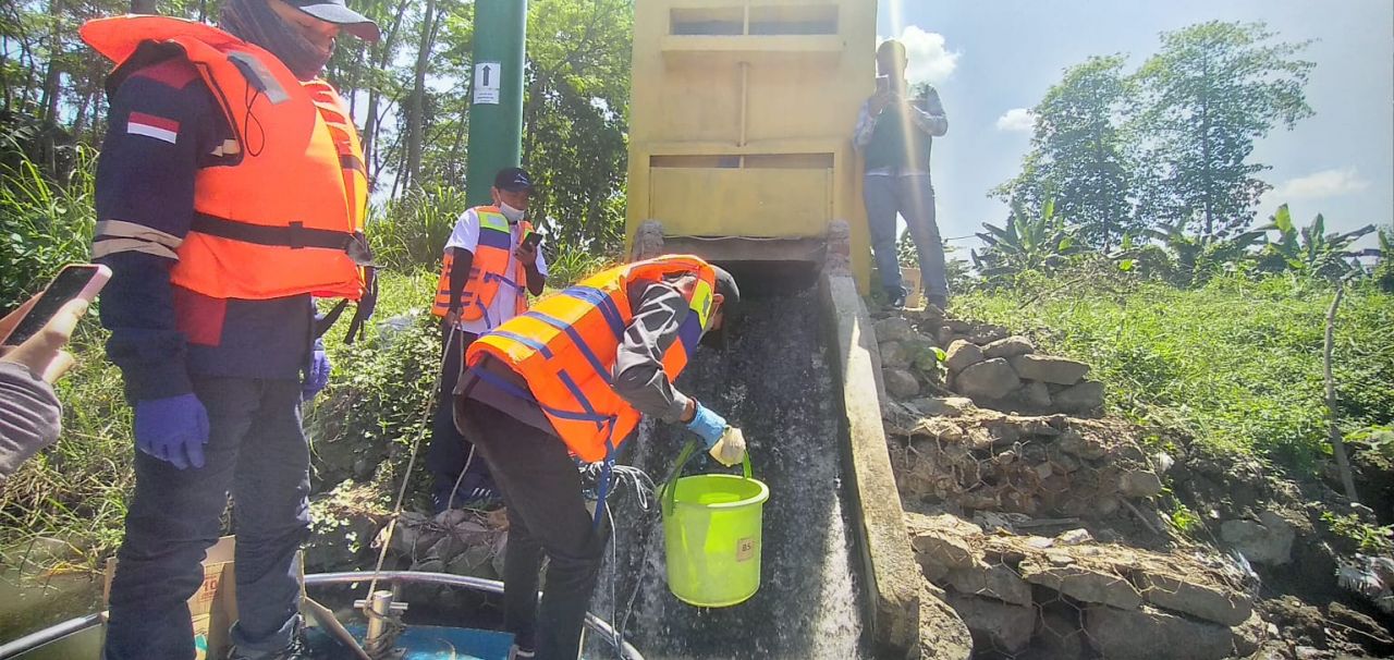 Antisipasi Pembuangan Limbah di Musim Kemarau, DLH Provinsi Jatim Tingkatkan Patroli Air