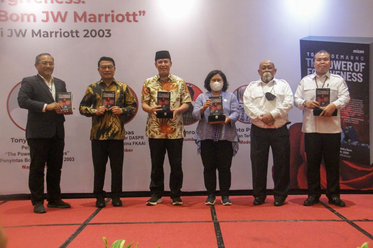 peluncuran buku The Power of Forgiveness: Memoar Korban Bom JW Marriott yang ditulis oleh Toni Sumarno yang merupakan salah satu korban bom JW Marriott 2003.