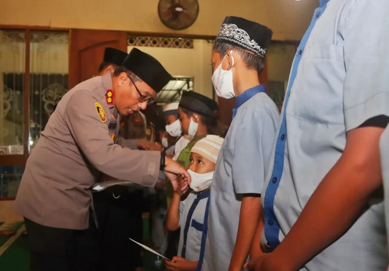 Polres Trenggalek Berbagi, Puluhan Anak Yatim Diberi Santunan
