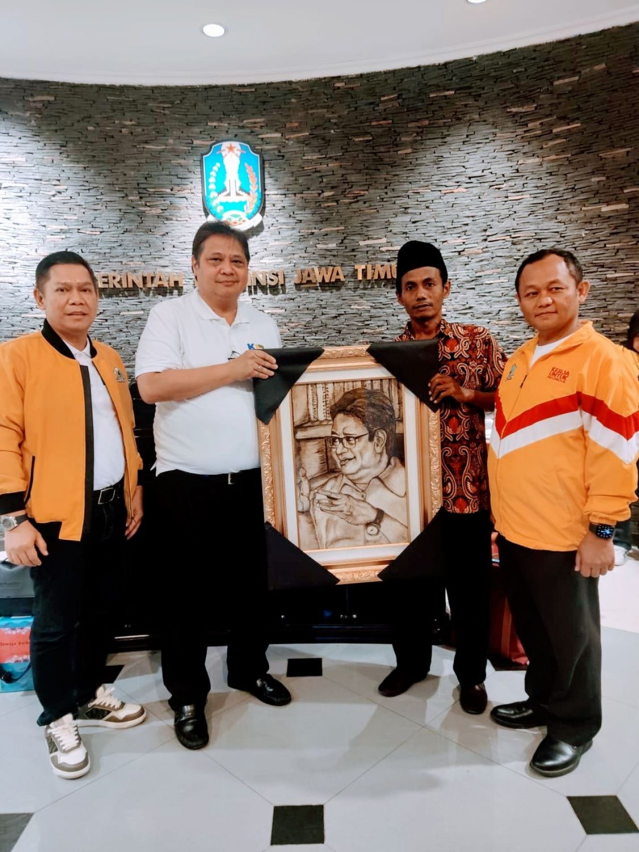 Pelukis Ampas Kopi, Bertemu dengan Airlangga Hatarto