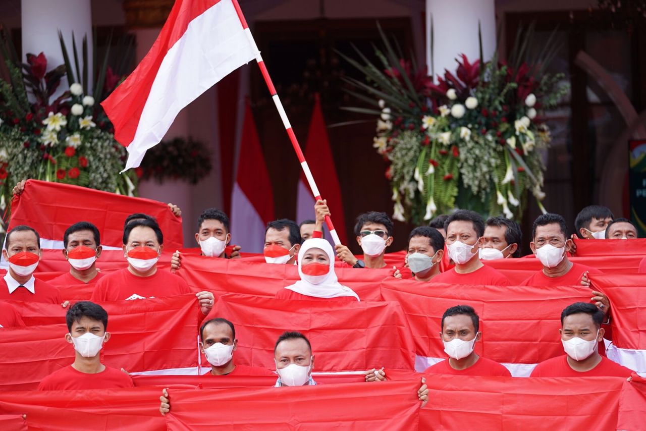 Tim Ekspedisi 77 Gunung Arjuno diberangkatkan oleh Gubernur Jawa Timur Khofifah Indar Parawansa dari Halaman Gedung Negara Grahadi, Surabaya, Senin (15/8).