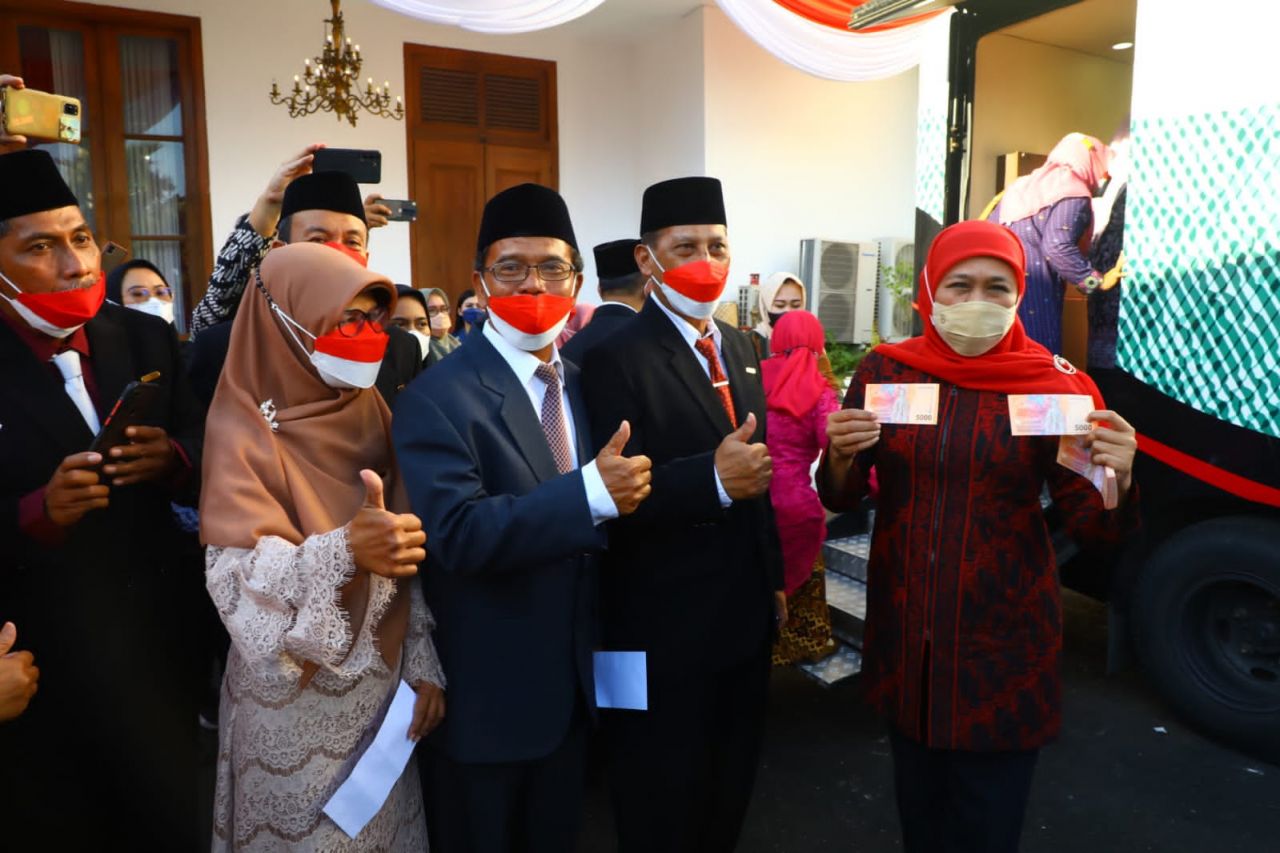 350 Guru Penerima Satyalancana Karya Satya, Dapat Hadiah uang Kertas Baru