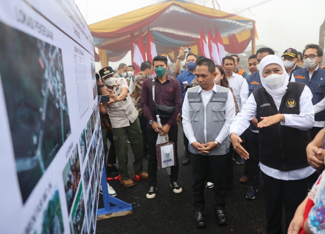 Gubernur Jawa Timur Khofifah Indar Parawansa, meresmikan secara langsung Jembatan Kajar Kuning, di Desa Sumberwuluh, Kec. Candipuro, Kab. Lumajang Jumat (20/8). 