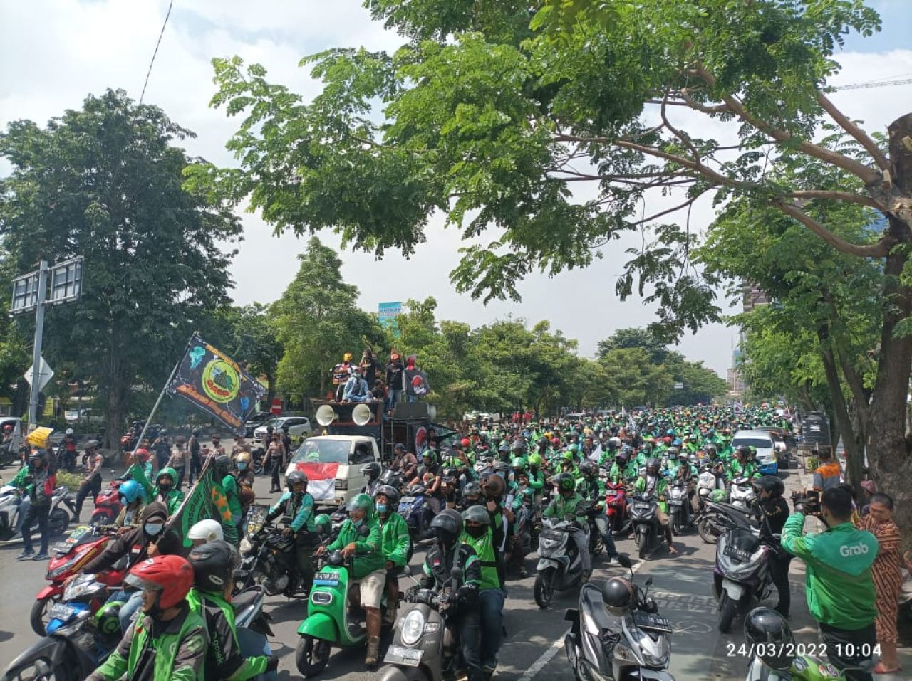 Ribuan Driver Online Gelar Aksi Demo di Surabaya