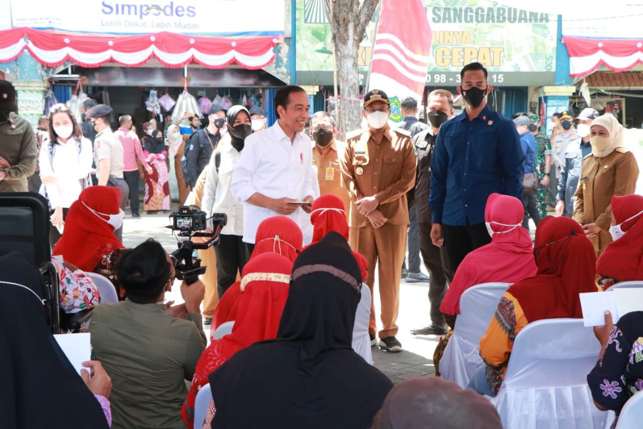 Presiden Jokowi beserta Ibu Negara Iriana Jokowi dan didampingi Gubernur Khofifah juga menyerahkan sejumlah bantuan sosial bagi para penerima manfaat Program Keluarga Harapan (PKH) dan para pedagang. Penyerahan dilakukan di Pasar Larangan, Kabupaten Sidoarjo. Senin (22/8/2022)