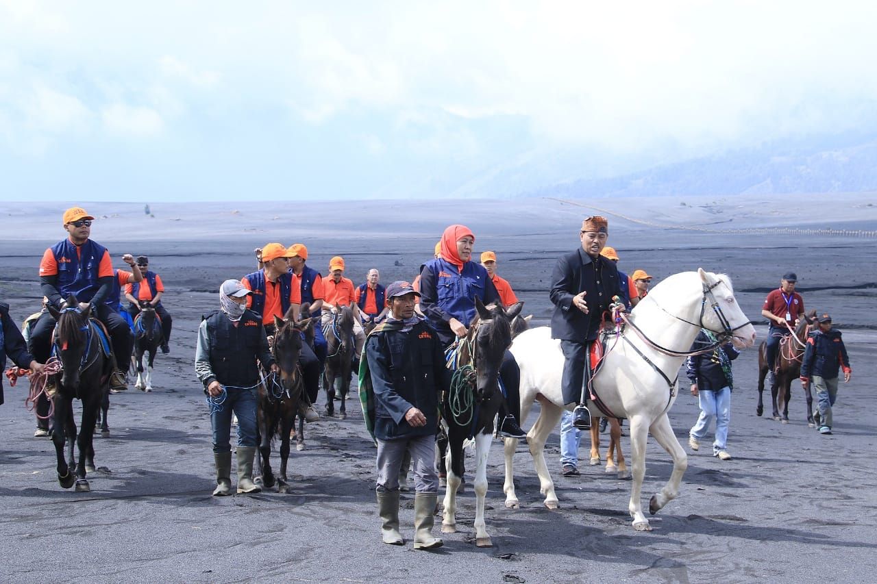 Gubernur Khofifah Ajak Wisatawan Cicipi Keindahan Gunung Bromo, Kawah Ijen dan Pulau Gili Iyang