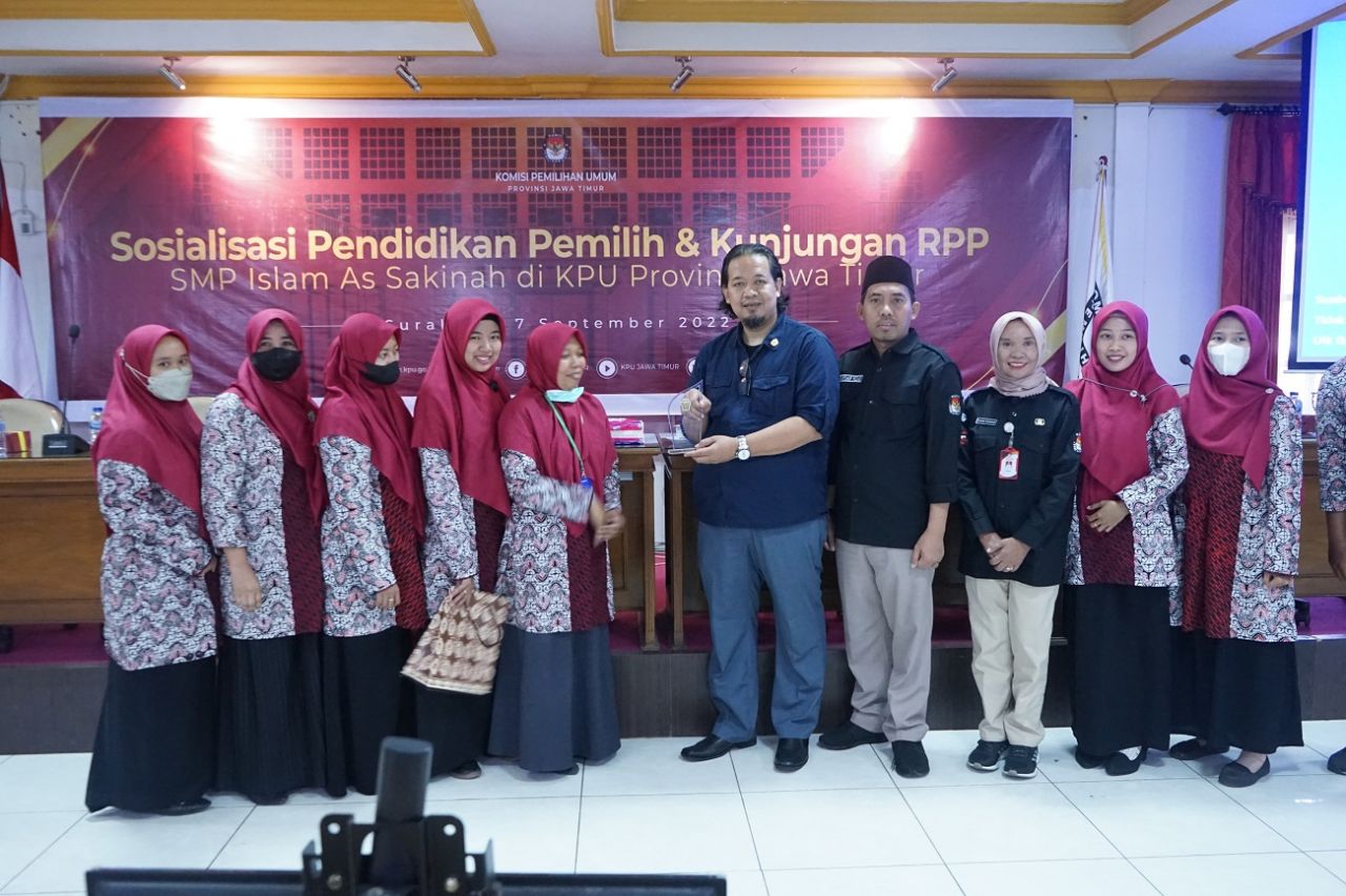 Kunjungan SMP Islam As-Sakinah, KPU Jatim Kenalkan Pemilu 2024 pada Siswa-Siswi