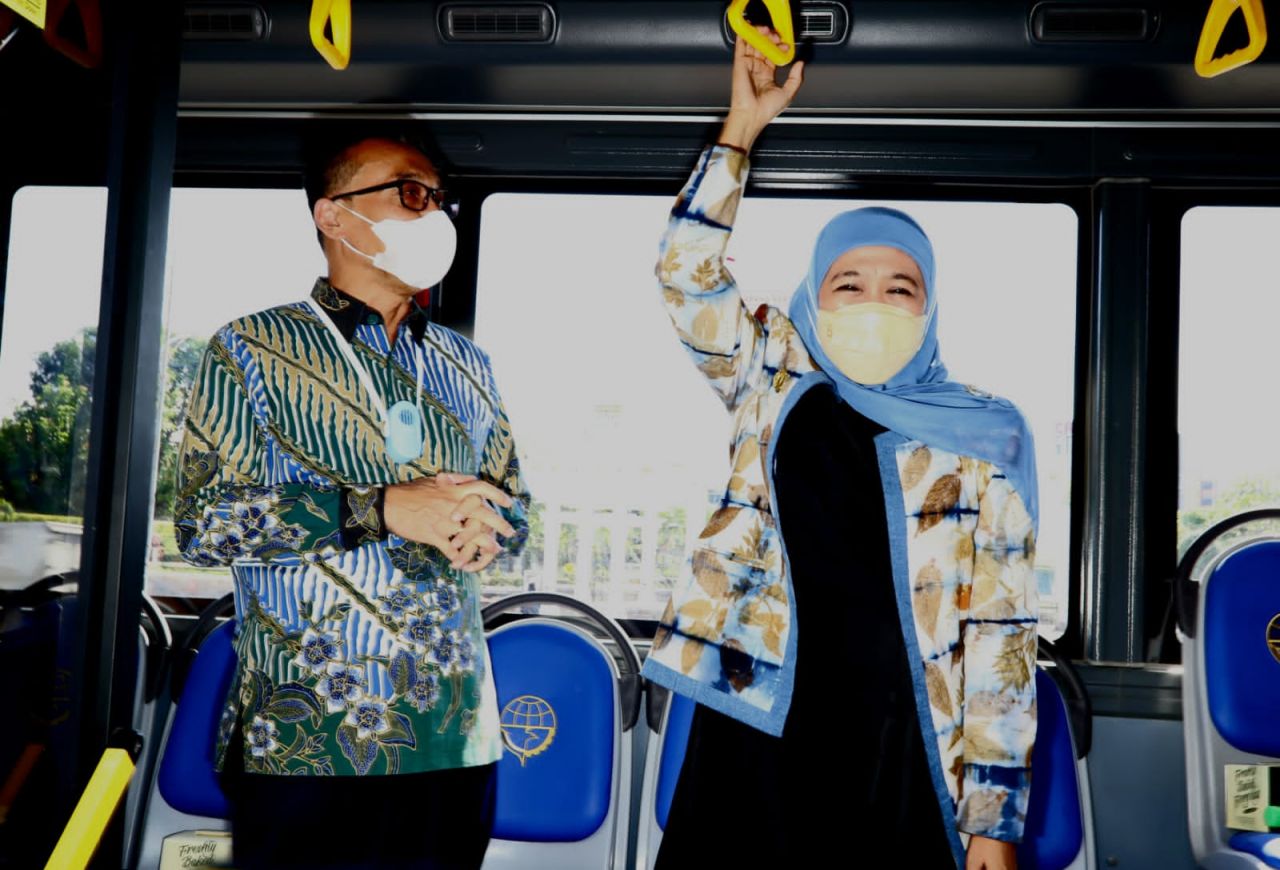 Gubernur Khofifah didampingi Direktur Utama PT. INKA (Persero) Budi Noviantoro, mencoba menaiki Bus Listrik Merah Putih di depan kantor Gubernuran Jalan Pahlawan Surabaya, Rabu (14/9/2022).
