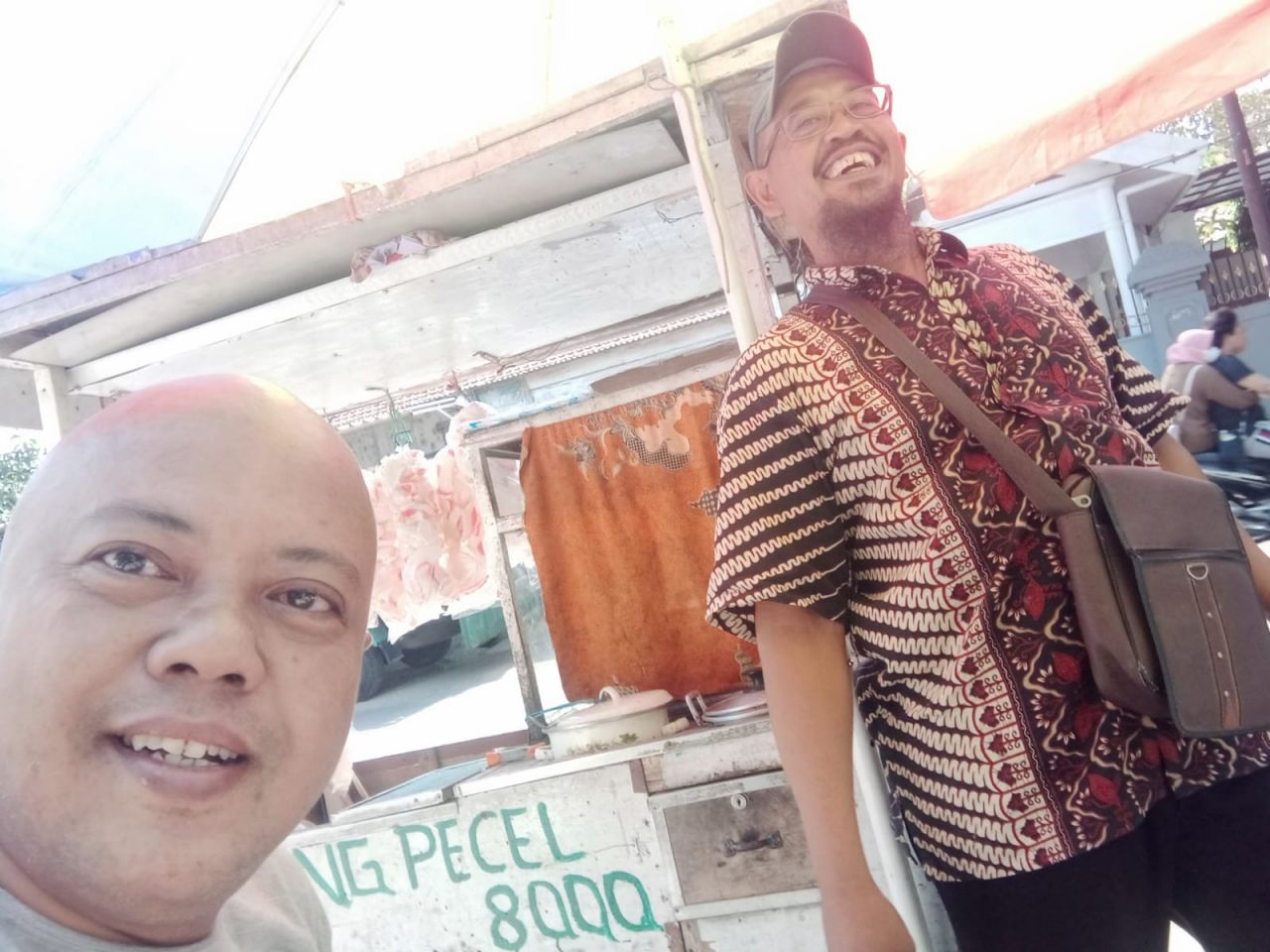 Esuk-esuk Jagongan Karo Bakule Pecel Lontong