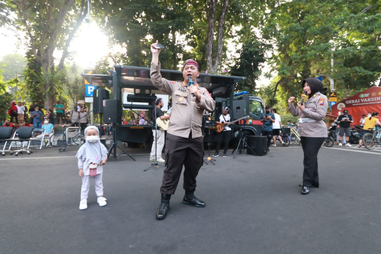 Mobil Anggrek Semeru Ditbinmas Polda Jatim Lakukan Sosialisasi Layanan Kepolisian