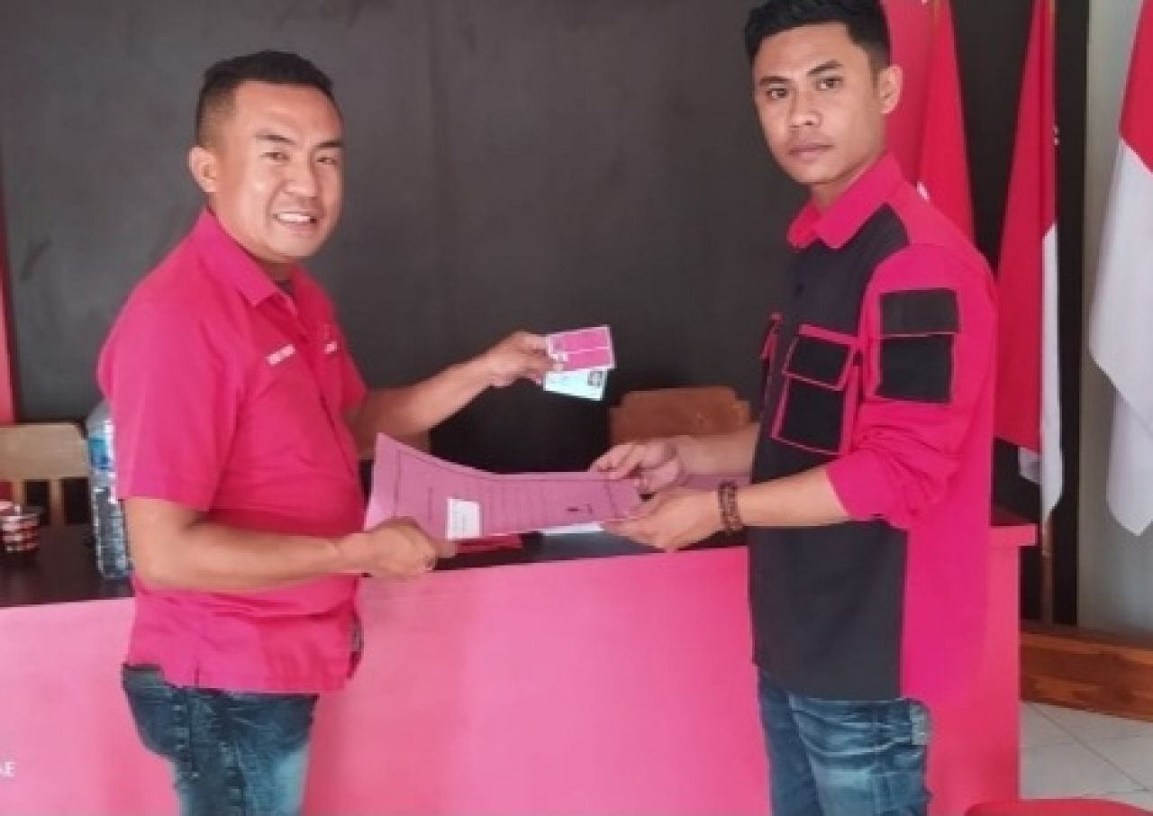 Teguhkan Tekad, Mantan Aktivis Unitomo Resmi Mendaftar Caleg PDIP Kabupaten Belu