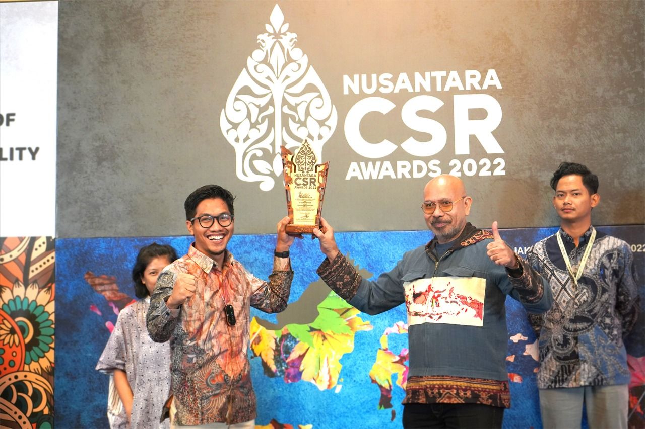 Hendra, Departemen Komunikasi dan Hukum PT Semen Gresik (dua dari kiri), bersama perwakilan perusahaan penerima Penghargaan Nusantara CSR Awards 2022 di Hotel Indonesia Kempinski, Jakarta, Jumat (26/8).