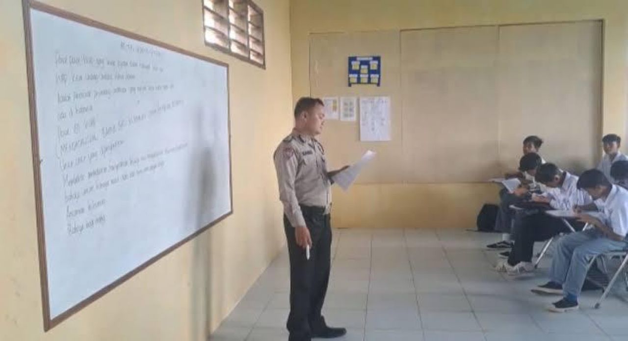 Kisah Bripka Sandi-Aipda Yuniar, Anggota Polri yang Berkontribusi untuk Pendidikan dan UMKM