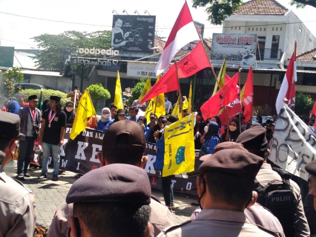 Aksi unjuk rasa dari berbagai elemen masyarakat, kepemudaan dan mahasiswa yang menolak kenaikan harga Bahan Bakar Minyak (BBM) dilakukan di sejumlah wilayah di Jawa Timur, Rabu, (7/9/2022)