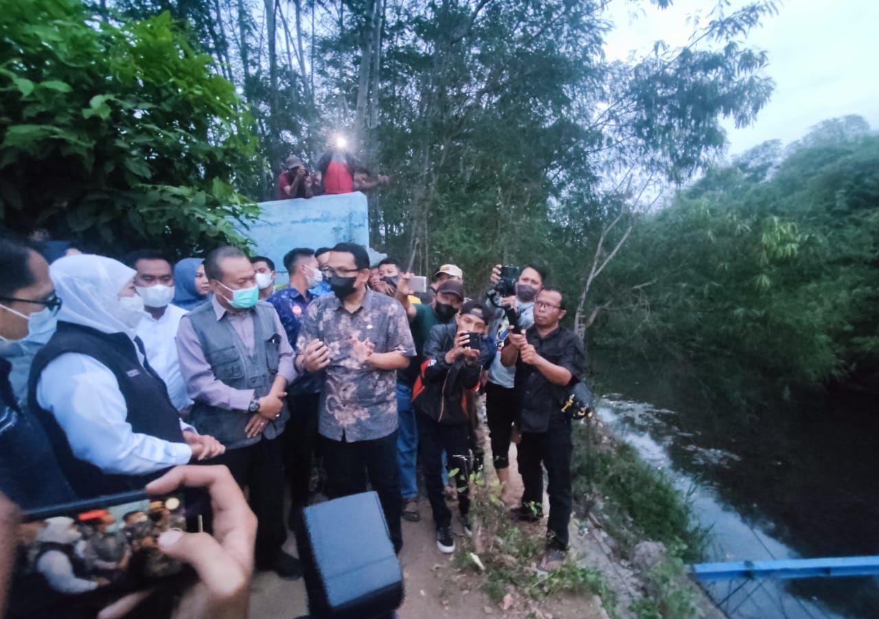 Jumat (9/9) sore, Gubernur Khofifah turun langsung meninjau jembatan guna memastikan penanganan baik di sisi rekonstruksi jembatan