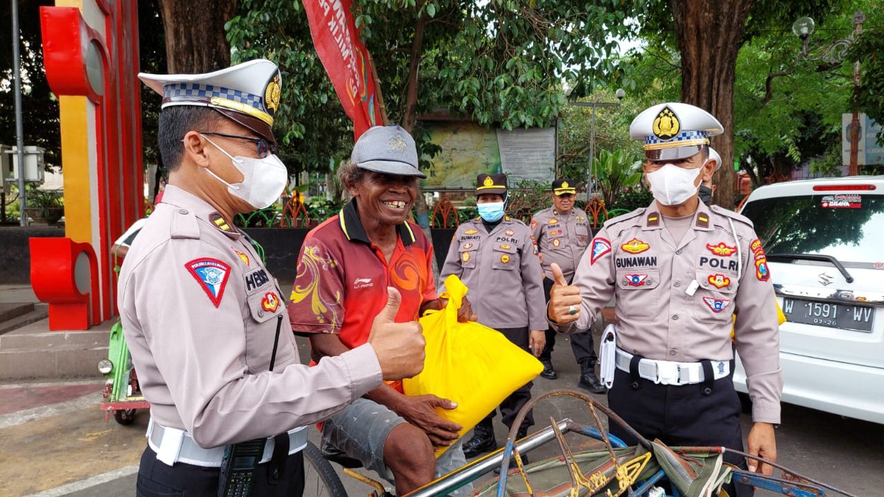 Polres Nganjuk Bagikan 100 Paket Bantuan Sosial Khusus untuk Sopir Angkutan Umum dan Pengemudi Ojek