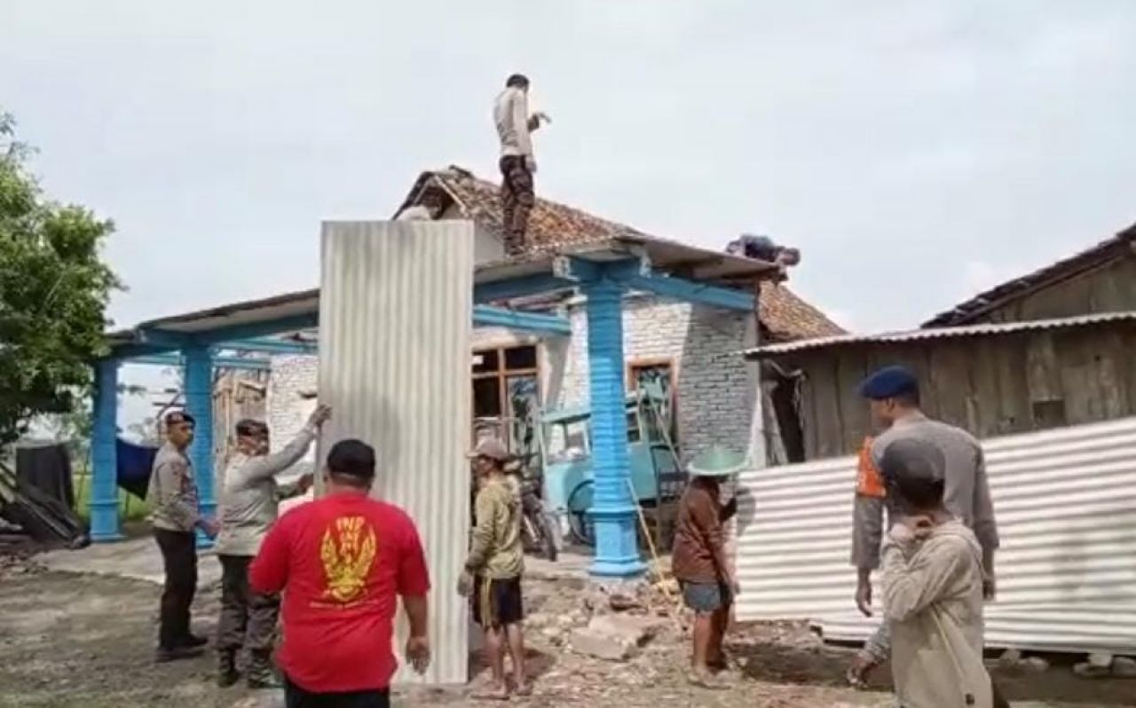 Satu SSR Tim SAR Kompi 4 Batalyon C Pelopor Satbrimob Polda Jatim perbaiki rumah warga yang terkena musibah Bencana Angin Puting Beliung di wilayah Desa Sidorejo Kecamatan Saradan Kabupaten Madiun, Sabtu (10/9/22).