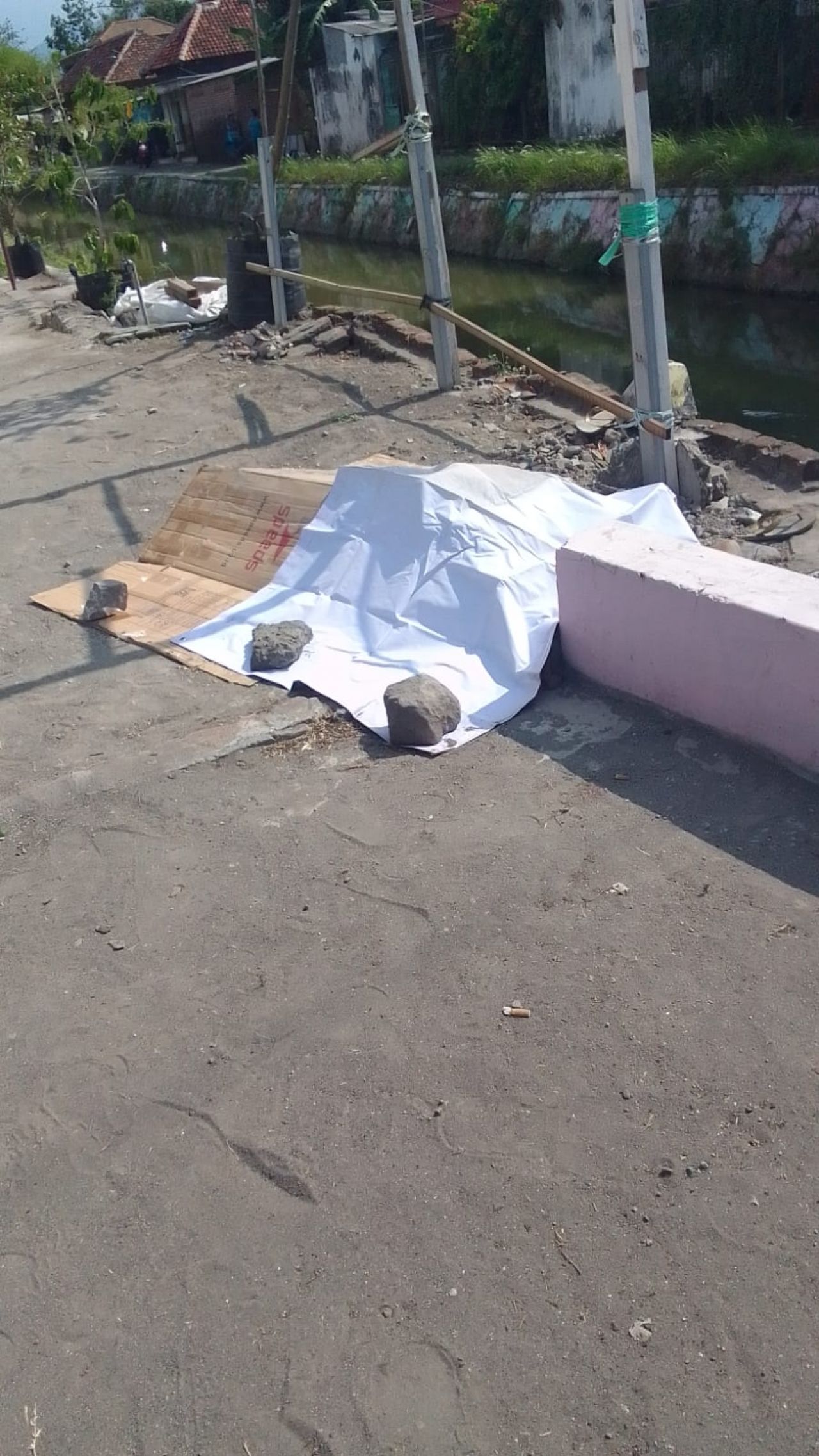 Jenazah Mr X sudah di tutup kain oleh warga sekitar, Porong (14/9/2022)