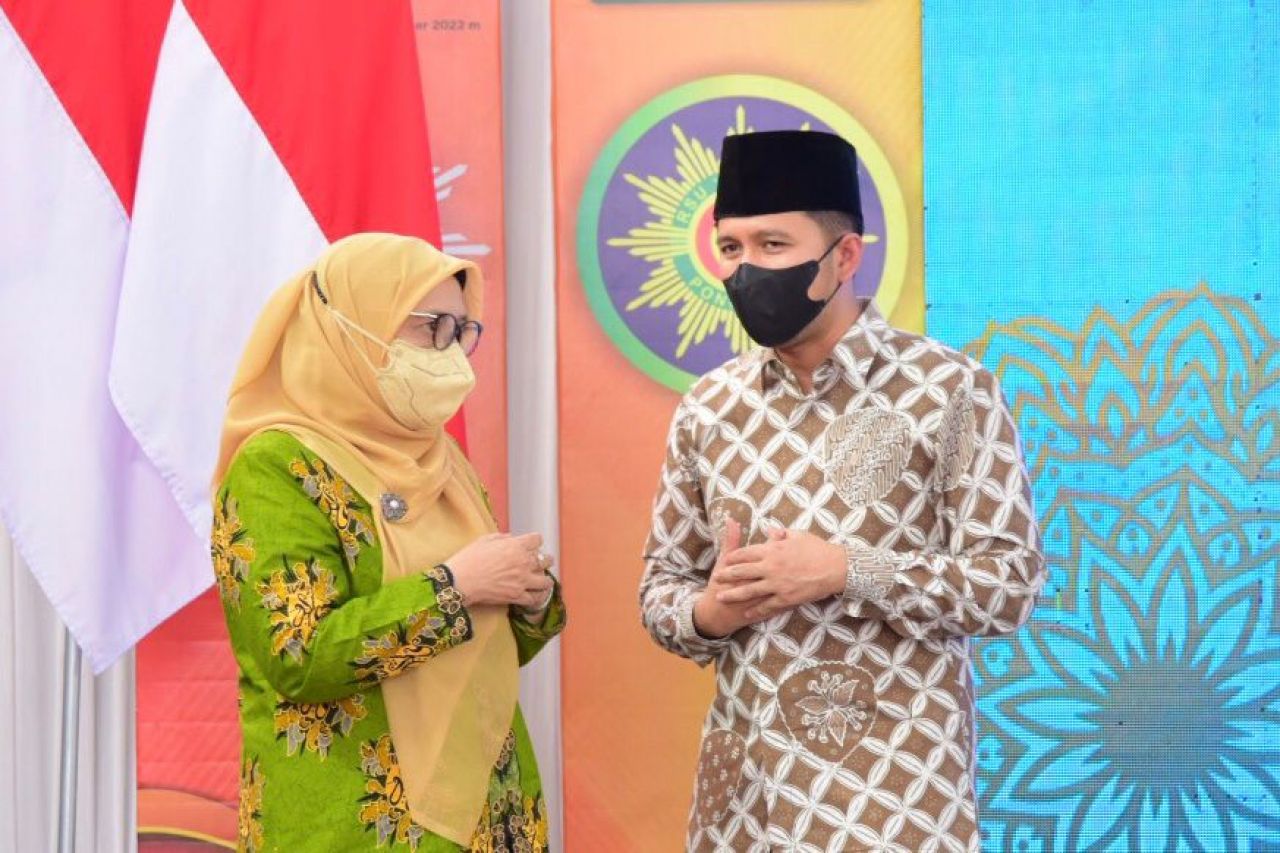 Pimpinan Pusat Aisyiyah Siti Noordjannah Djohantini bersama Wakil Gubernur Jawa Timur Emil Elestianto Dardak