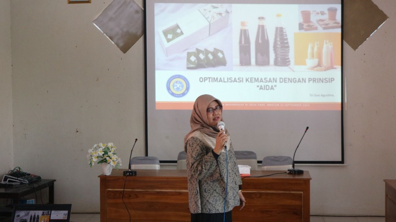 Pelatihan kepada para pegiat UMKM di Desa Kare, Kecamatan Kare, Kabupaten Madiun. (12/9/2022)