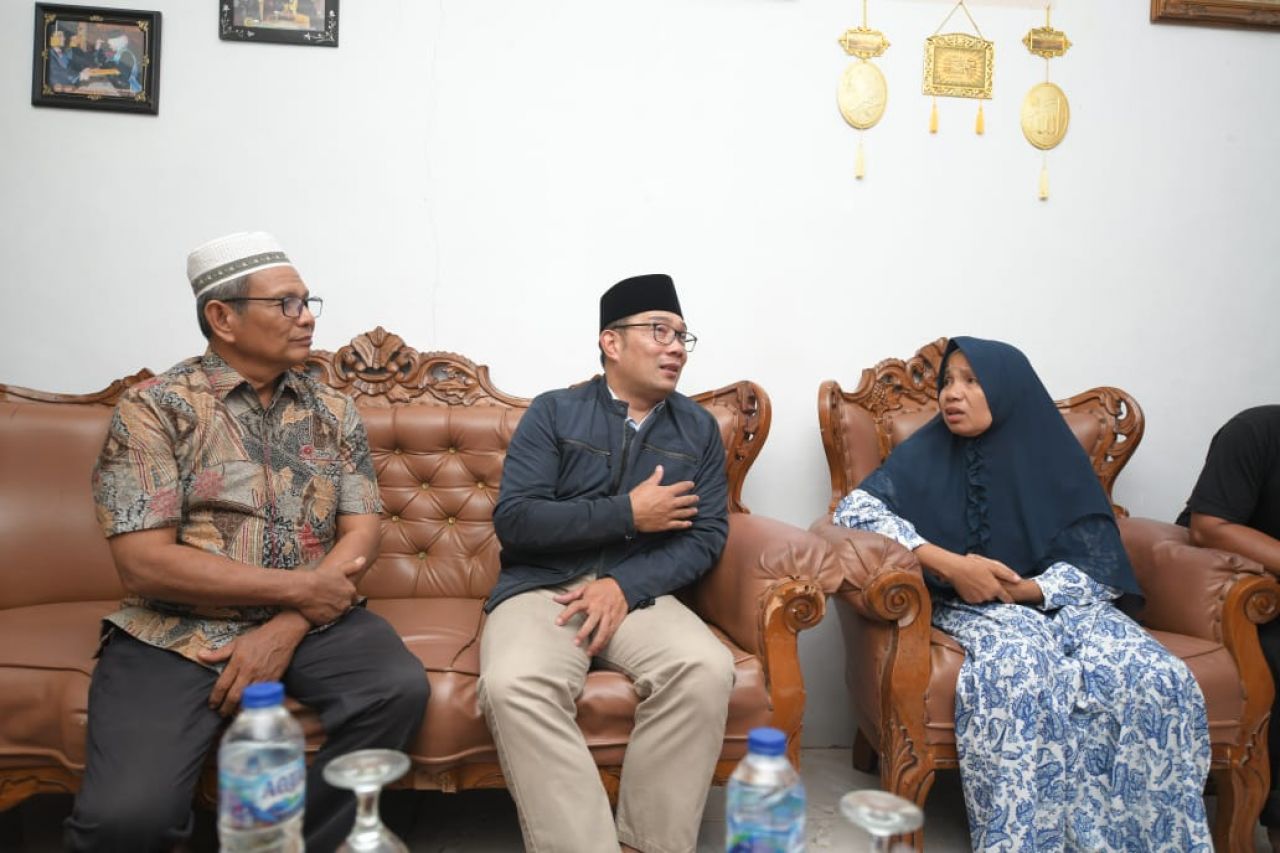 Ridwan Kamil Sambangi Keluarga Ikhsan, Pelajar yang Hanyut di Sungai Bangek Padang