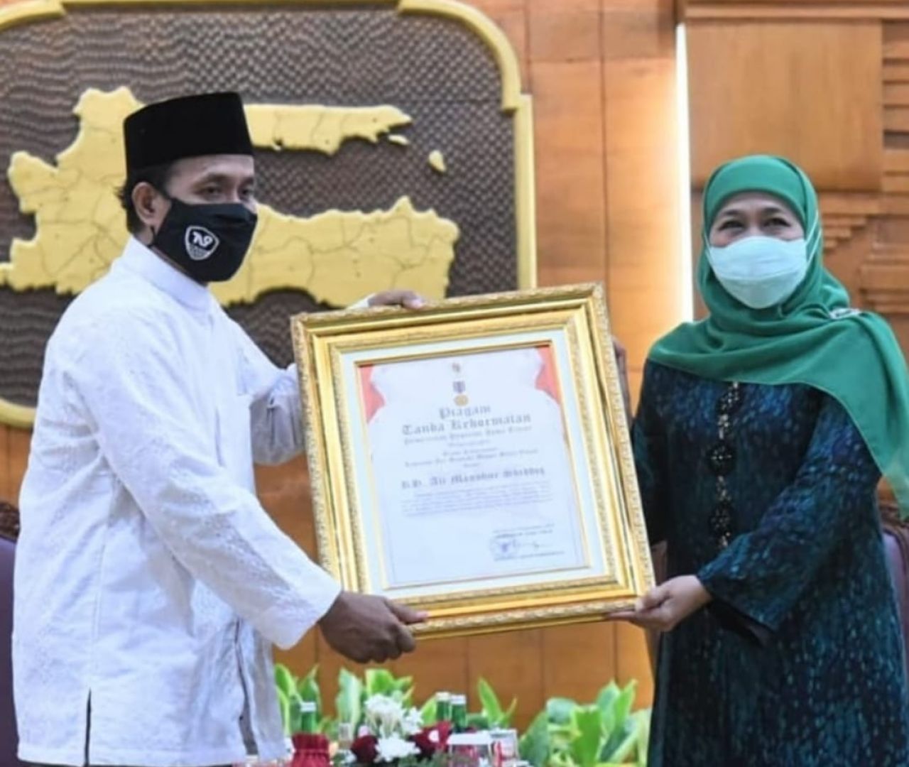 Gubernur Khofifah memberi penghargaan kepada KH Ali Mansur Shiddiq – pencipta Shalawat Badar, yang diserahkan langsung kepada putra bungsunya, Gus Saiful Islam Ali di Gedung Negara Grahadi, Kota Surabaya