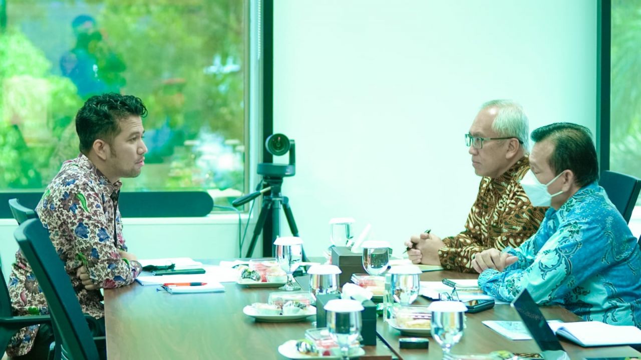 Wakil Gubernur Emil Elestianto Dardak melakukan pertemuan bersama Sekjen Dewan Nasional KEK di kantor Sekretariat Denas KEK, MNC Tower, Jl. Kebon Sirih, Jakarta, Kamis (29/9).