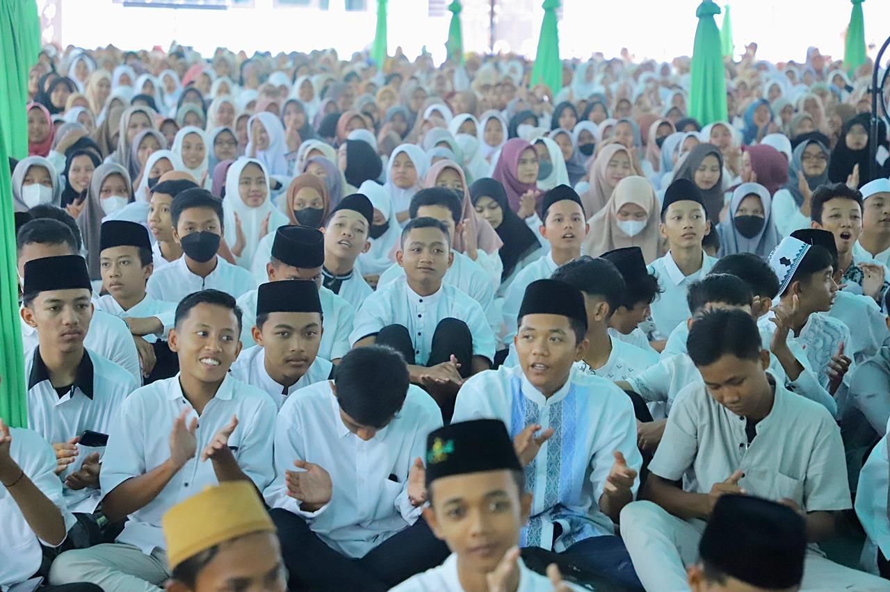 Gubernur Khofifah saat menghadiri maulid nabi sekaligus meresmikan Masjid Nurul Hakam di SMKN 1 Lamongan, Selasa (18/10).