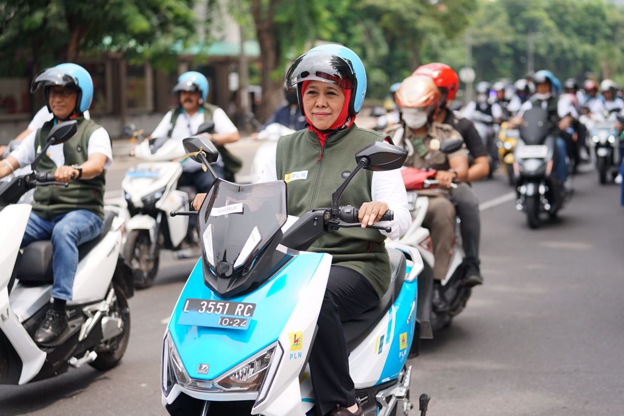 Gubernur Khofifah mengikuti Konvoi 1.300 Kendaraan Listrik dalam Peringatan Hari Listrik Nasional Jatim di Surabaya , sabtu (29/10)