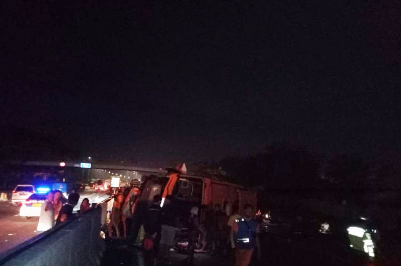 Diduga Mengantuk, Bus Pariwisata Tabrak Pembatas Jalan Di Tol Kejapanan